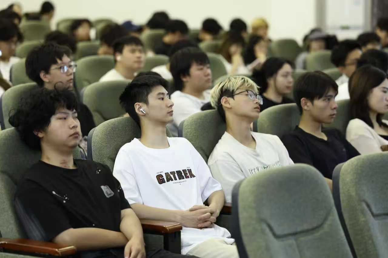 探索法国视觉叙事艺术前沿—— 法国埃米尔科尔高等艺术学院专家莅临我校开展专题讲座 (4) 探索法国视觉叙事艺术前沿—— 法国埃米尔科尔高等艺术学院专家莅临我校开展专题讲座 (4)