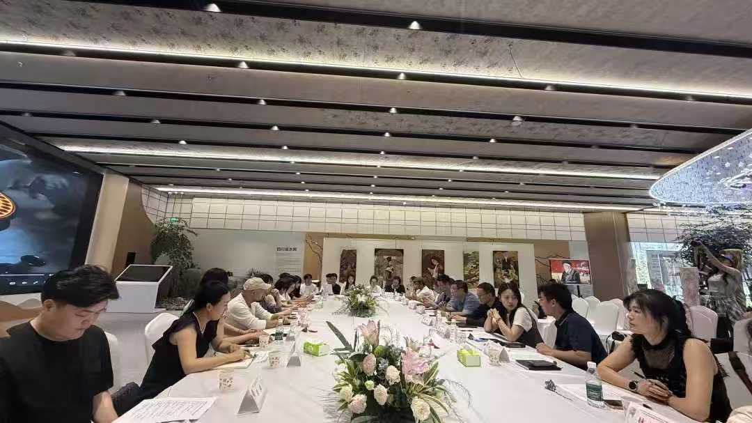 【一院一品】漆彩彝韵绘同心 跨界融合铸党魂——设计艺术学院参与新时代彝族漆画创新设计作品展 (1)