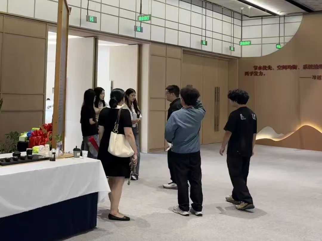 【一院一品】漆彩彝韵绘同心 跨界融合铸党魂——设计艺术学院参与新时代彝族漆画创新设计作品展 (4)