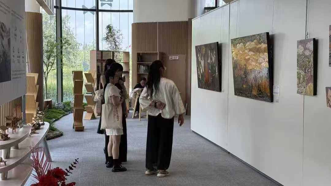 【一院一品】漆彩彝韵绘同心 跨界融合铸党魂——设计艺术学院参与新时代彝族漆画创新设计作品展 (5)