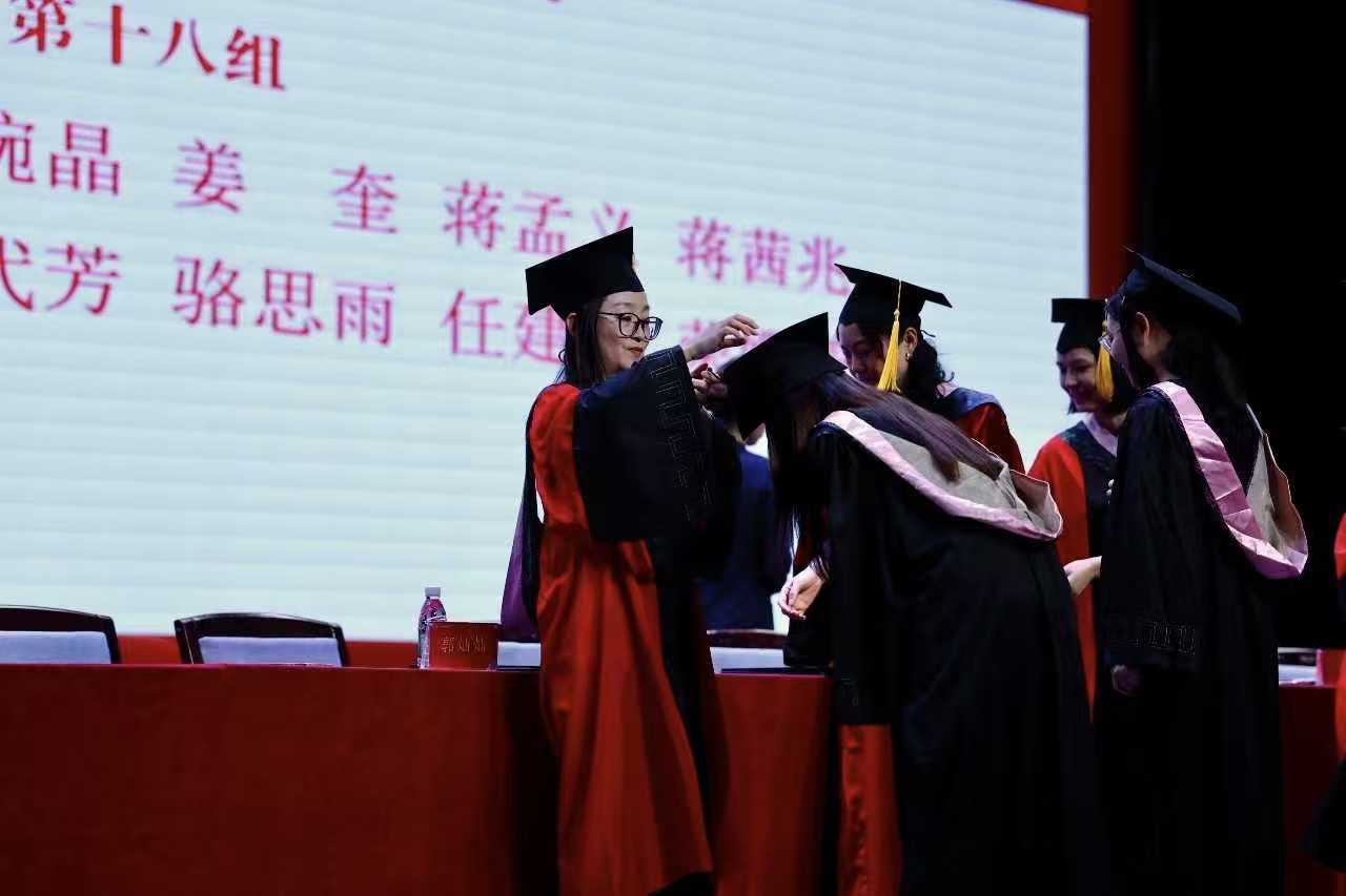 设计青春，奔赴山海！成都银杏酒店管理学院设计艺术学院2026 届毕业典礼学士学位授予仪式圆满落幕 (4)