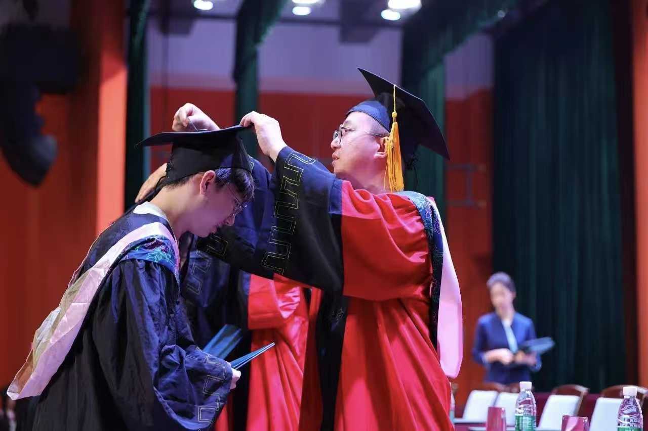 设计青春，奔赴山海！成都银杏酒店管理学院设计艺术学院2026 届毕业典礼学士学位授予仪式圆满落幕 (9)