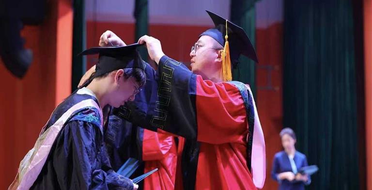 设计青春，奔赴山海！成都银杏酒店管理学院设计艺术学院2026 届毕业典礼学士学位授予仪式圆满落幕