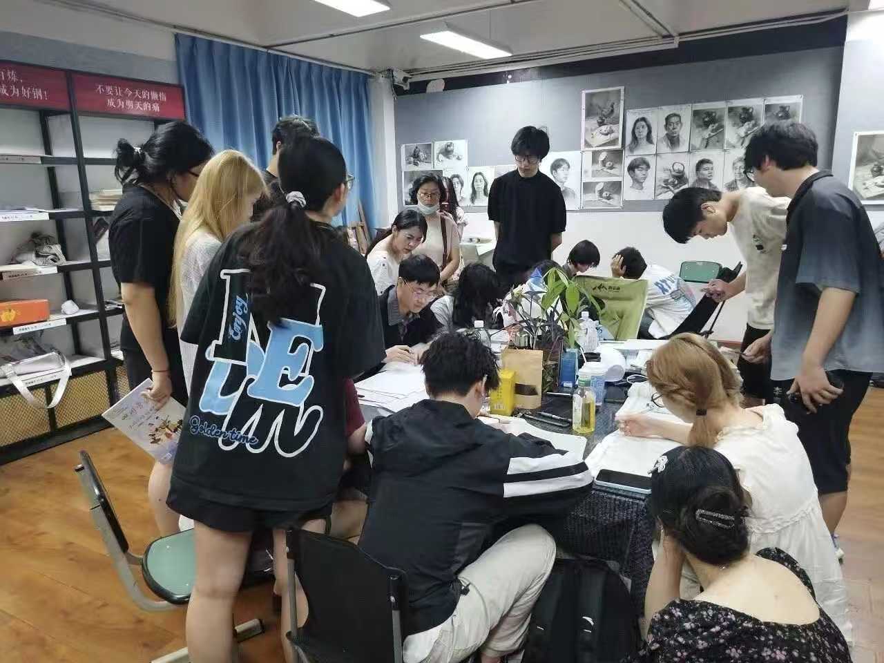 答疑解惑助学子——设计艺术学院赴西华美术学校万达校区开展招生宣讲工作 (2) 答疑解惑助学子——设计艺术学院赴西华美术学校万达校区开展招生宣讲工作 (2)