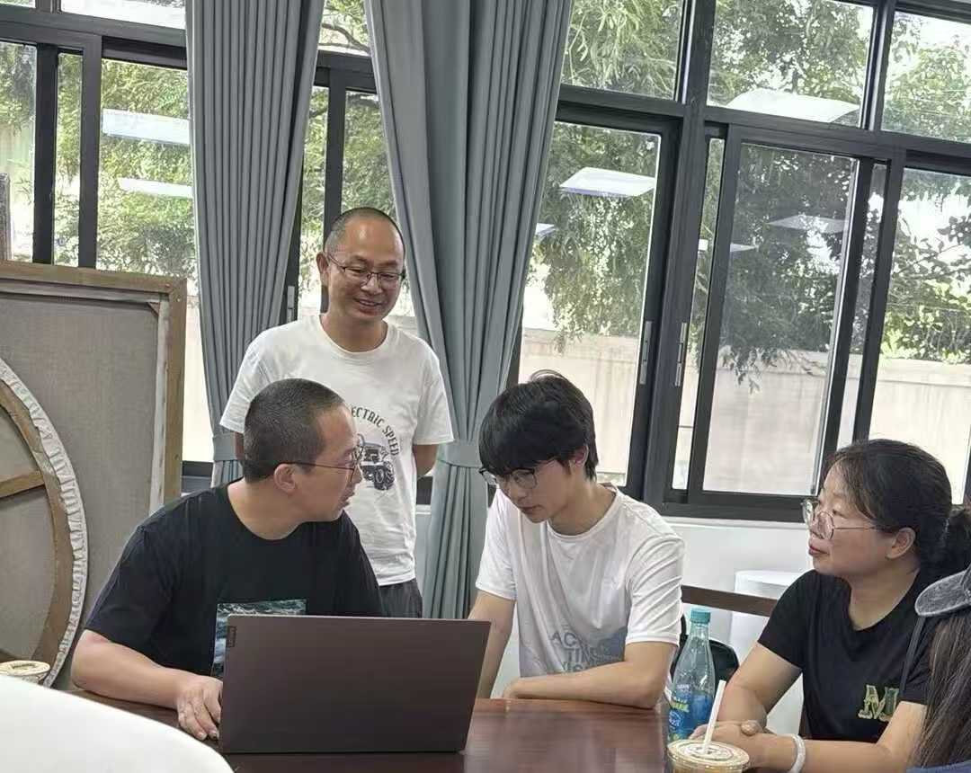 答疑解惑助学子——设计艺术学院赴西华美术学校万达校区开展招生宣讲工作 (4) 答疑解惑助学子——设计艺术学院赴西华美术学校万达校区开展招生宣讲工作 (4)