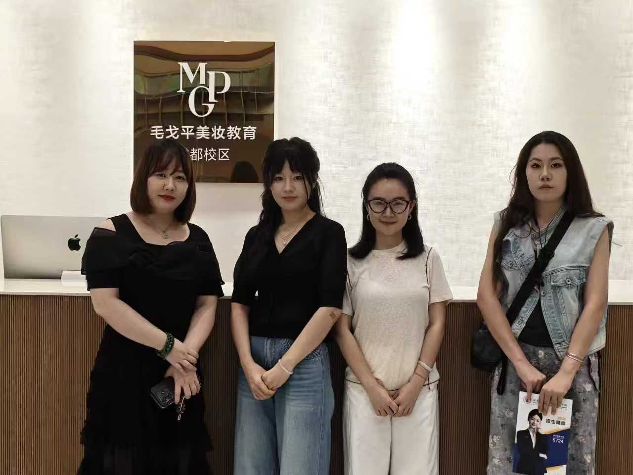 访企拓岗摸需求，精准对接促就业—— 设计艺术学院师生赴毛戈平化妆学校开展走访调研 (2)