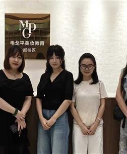访企拓岗摸需求，精准对接促就业—— 设计艺术学院师生赴毛戈平化妆学校开展走访调研