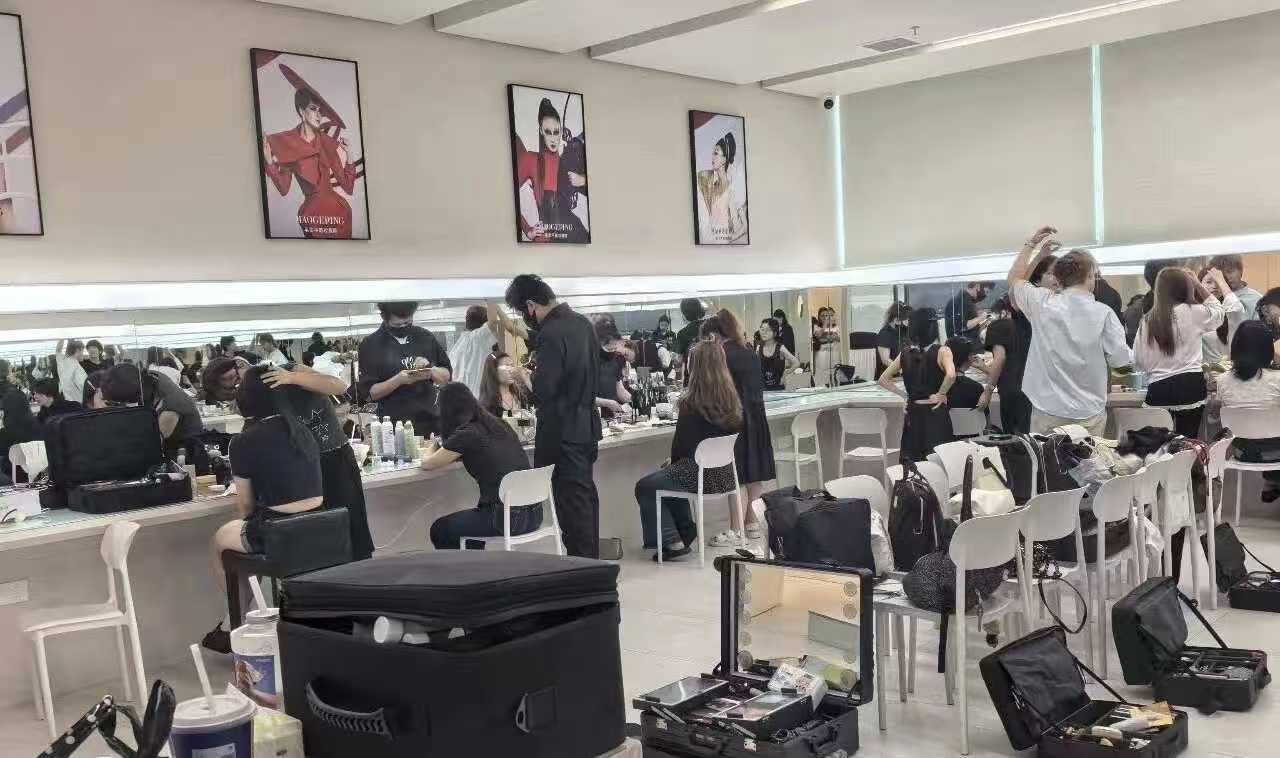 访企拓岗摸需求，精准对接促就业—— 设计艺术学院师生赴毛戈平化妆学校开展走访调研 (3)