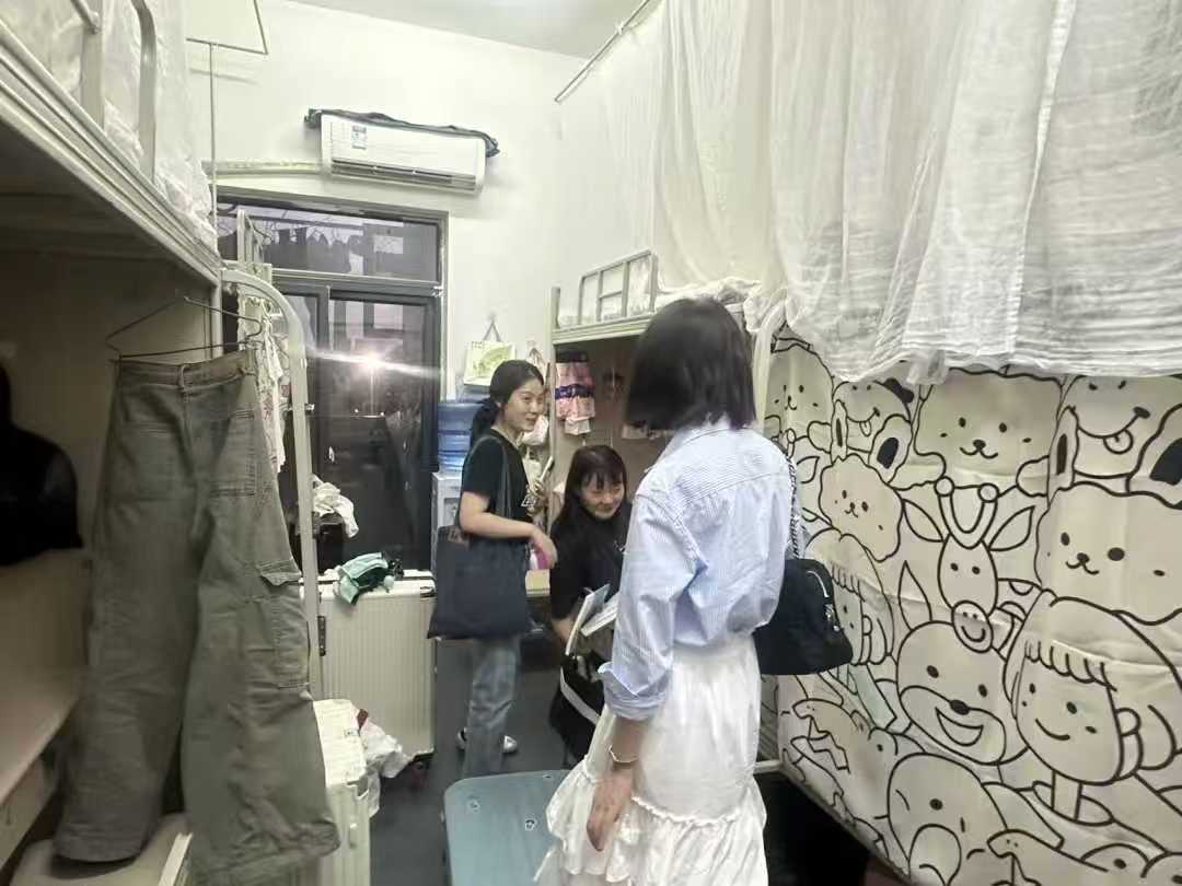 暖心入寝,情系学子|设计艺术学院老师深入走访学生宿舍 (2) 暖心入寝,情系学子|设计艺术学院老师深入走访学生宿舍 (2)