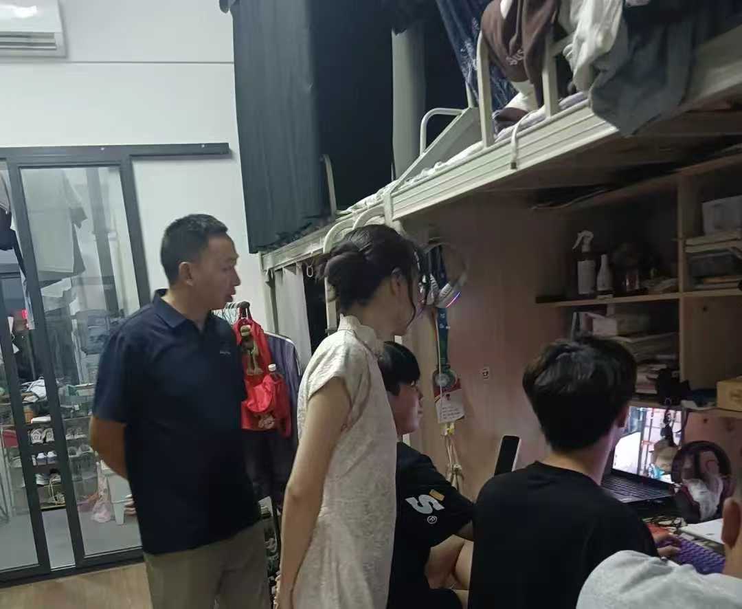 暖心入寝,情系学子|设计艺术学院老师深入走访学生宿舍 (1) 暖心入寝,情系学子|设计艺术学院老师深入走访学生宿舍 (1)