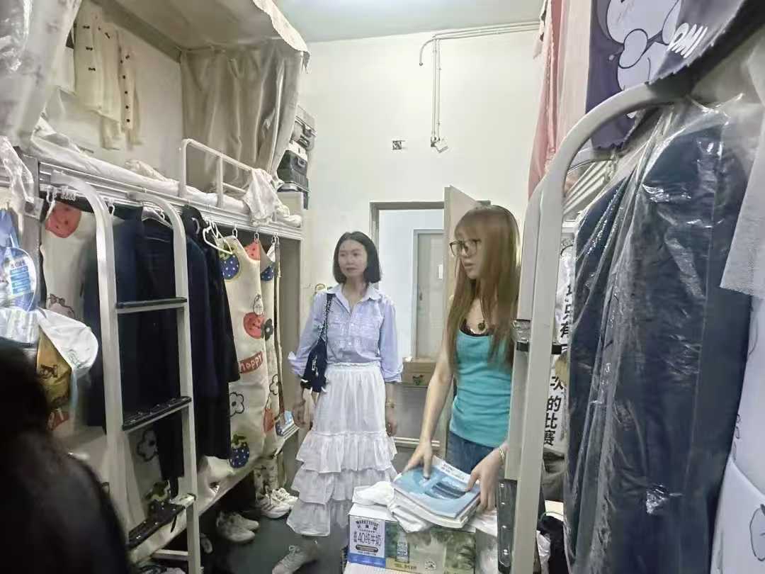 暖心入寝,情系学子|设计艺术学院老师深入走访学生宿舍 (3) 暖心入寝,情系学子|设计艺术学院老师深入走访学生宿舍 (3)