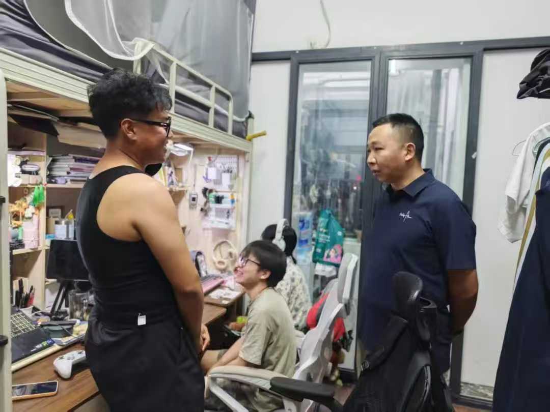 暖心入寝,情系学子|设计艺术学院老师深入走访学生宿舍 (4) 暖心入寝,情系学子|设计艺术学院老师深入走访学生宿舍 (4)