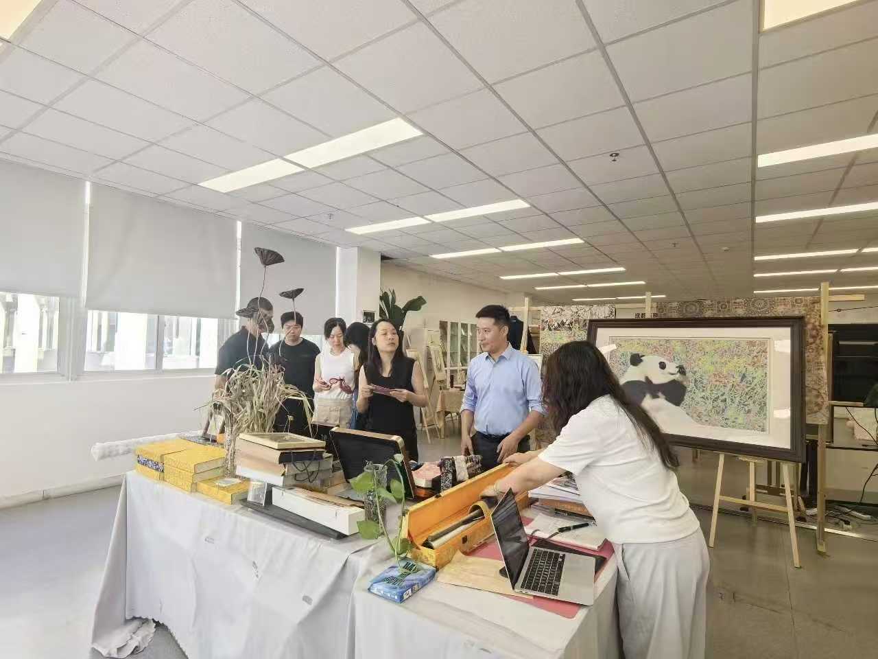 设计赋能非遗,产教链接未来——设计艺术学院校企合作再拓新版图 (1) 设计赋能非遗,产教链接未来——设计艺术学院校企合作再拓新版图 (1)
