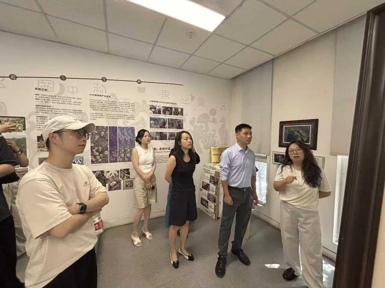 设计赋能非遗,产教链接未来——设计艺术学院校企合作再拓新版图 (4) 设计赋能非遗,产教链接未来——设计艺术学院校企合作再拓新版图 (4)