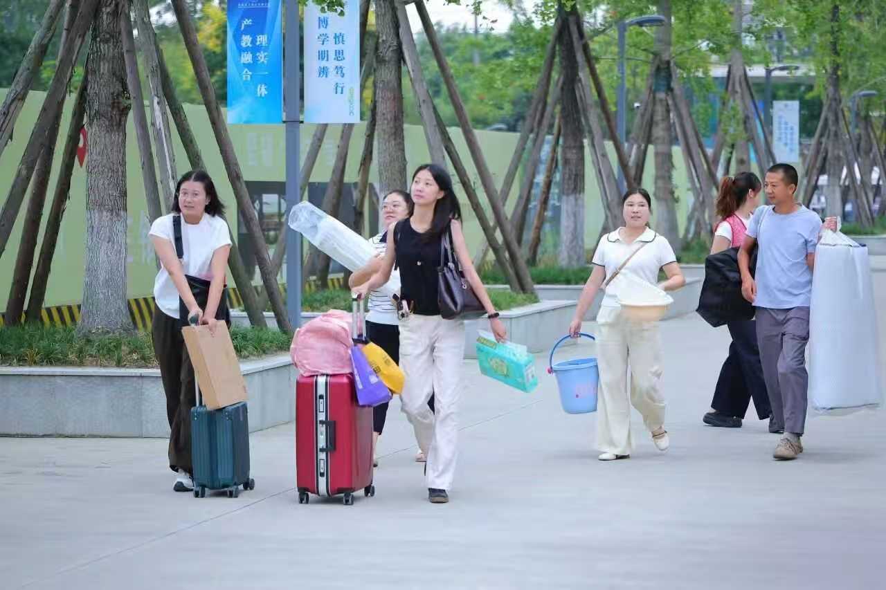 迎新纪实|金秋赴新程,艺院启新章!设计艺术学院圆满完成2026级迎新工作 (2) 迎新纪实|金秋赴新程,艺院启新章!设计艺术学院圆满完成2026级迎新工作 (2)