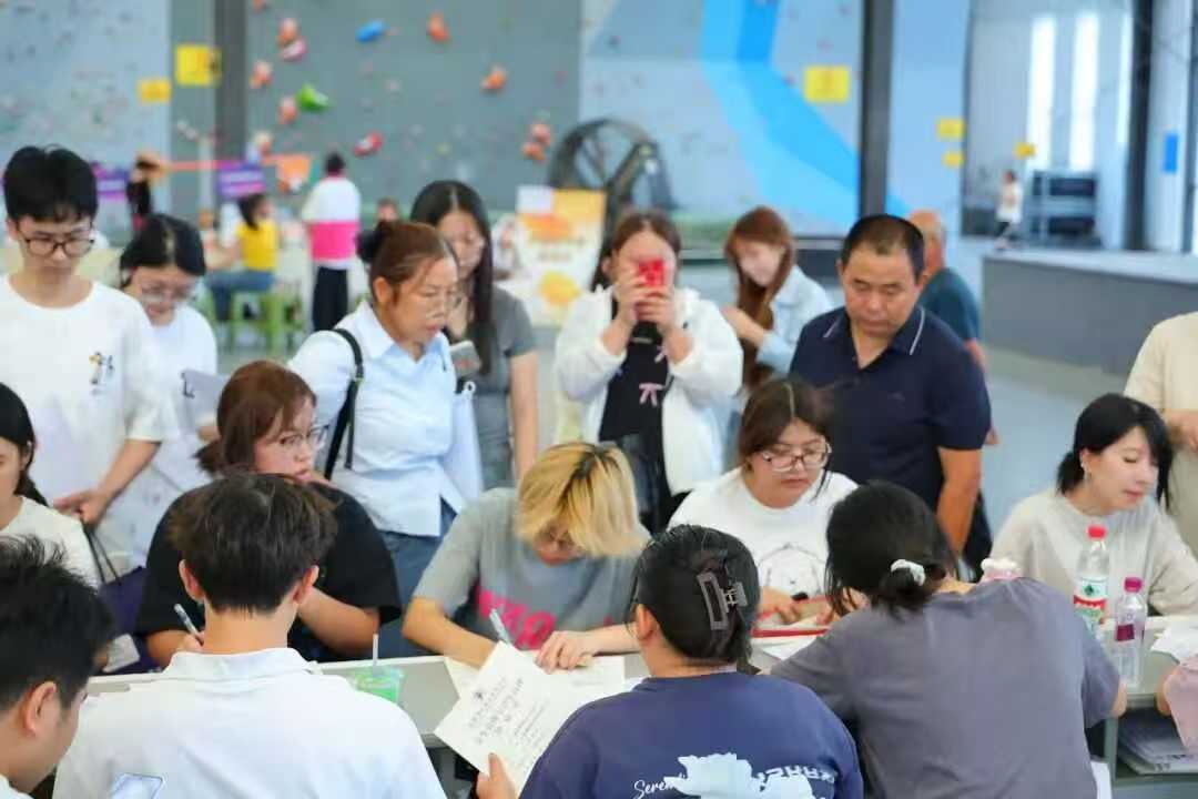 迎新纪实|金秋赴新程,艺院启新章!设计艺术学院圆满完成2026级迎新工作 (3) 迎新纪实|金秋赴新程,艺院启新章!设计艺术学院圆满完成2026级迎新工作 (3)