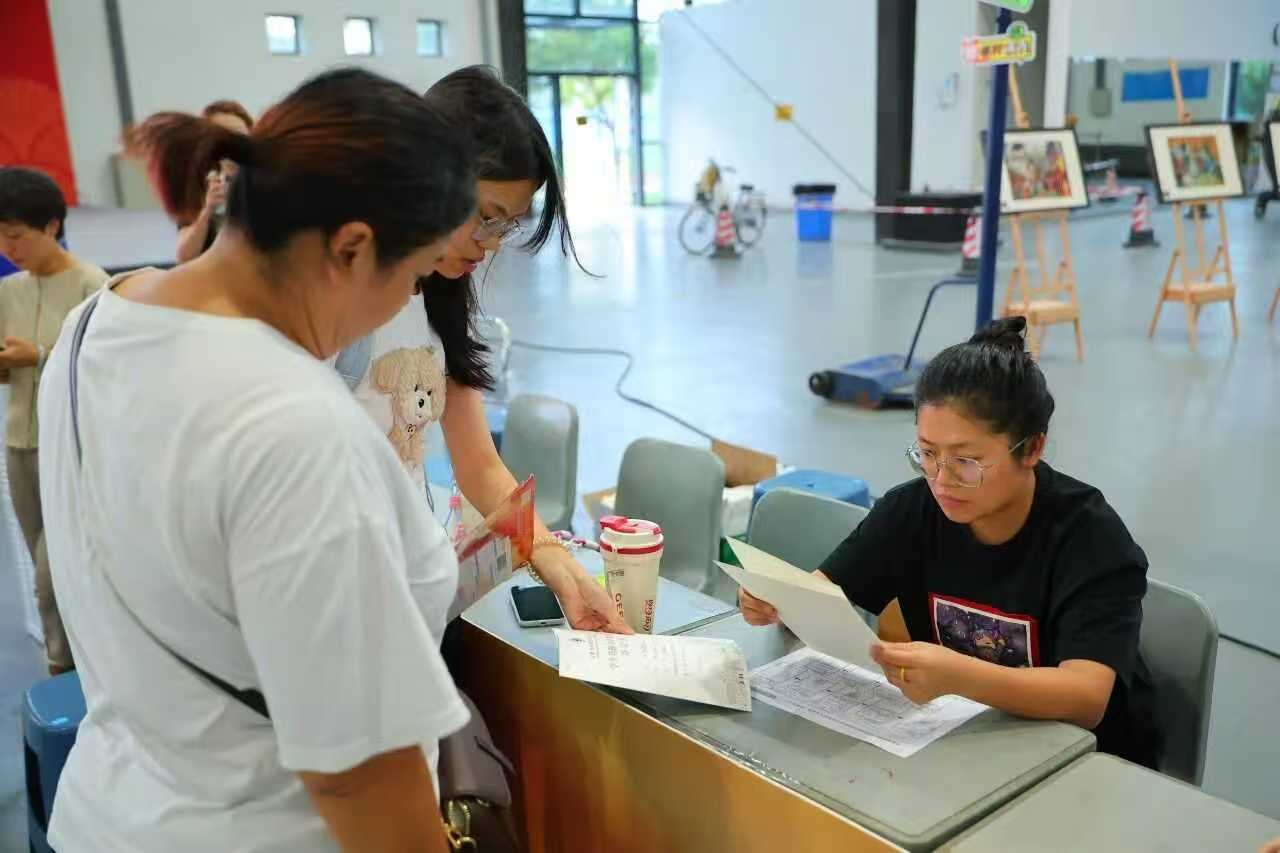 迎新纪实|金秋赴新程,艺院启新章!设计艺术学院圆满完成2026级迎新工作 (4) 迎新纪实|金秋赴新程,艺院启新章!设计艺术学院圆满完成2026级迎新工作 (4)