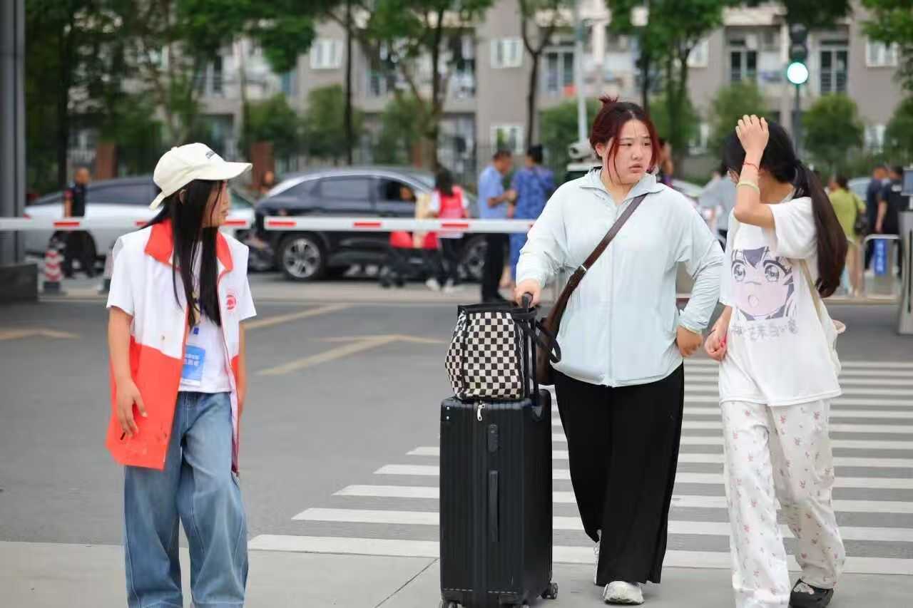 迎新纪实|金秋赴新程,艺院启新章!设计艺术学院圆满完成2026级迎新工作 (6) 迎新纪实|金秋赴新程,艺院启新章!设计艺术学院圆满完成2026级迎新工作 (6)