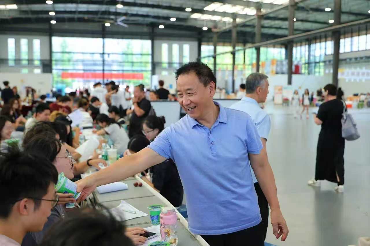 迎新纪实|金秋赴新程,艺院启新章!设计艺术学院圆满完成2026级迎新工作 (5) 迎新纪实|金秋赴新程,艺院启新章!设计艺术学院圆满完成2026级迎新工作 (5)