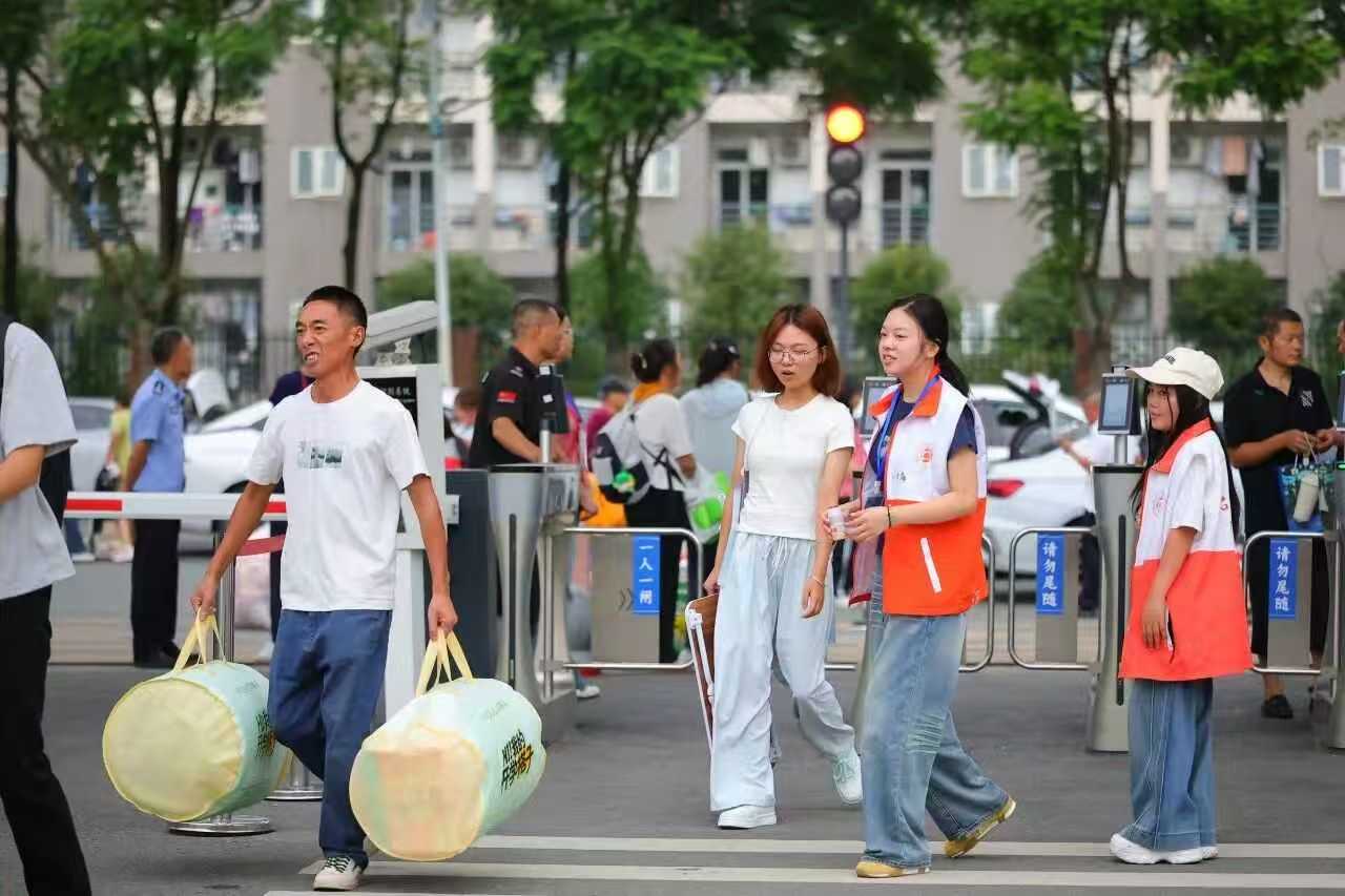 迎新纪实|金秋赴新程,艺院启新章!设计艺术学院圆满完成2026级迎新工作 (7) 迎新纪实|金秋赴新程,艺院启新章!设计艺术学院圆满完成2026级迎新工作 (7)