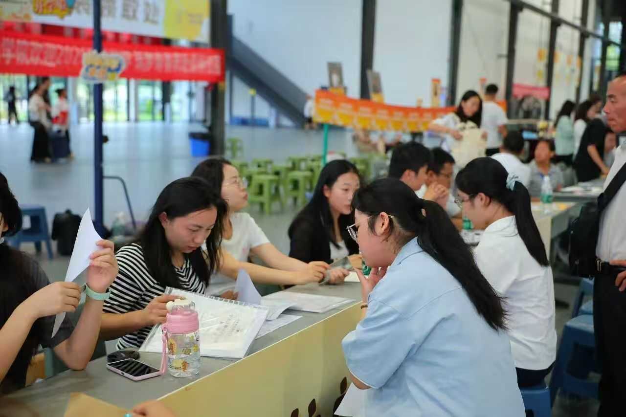 迎新纪实|金秋赴新程,艺院启新章!设计艺术学院圆满完成2026级迎新工作 (9) 迎新纪实|金秋赴新程,艺院启新章!设计艺术学院圆满完成2026级迎新工作 (9)