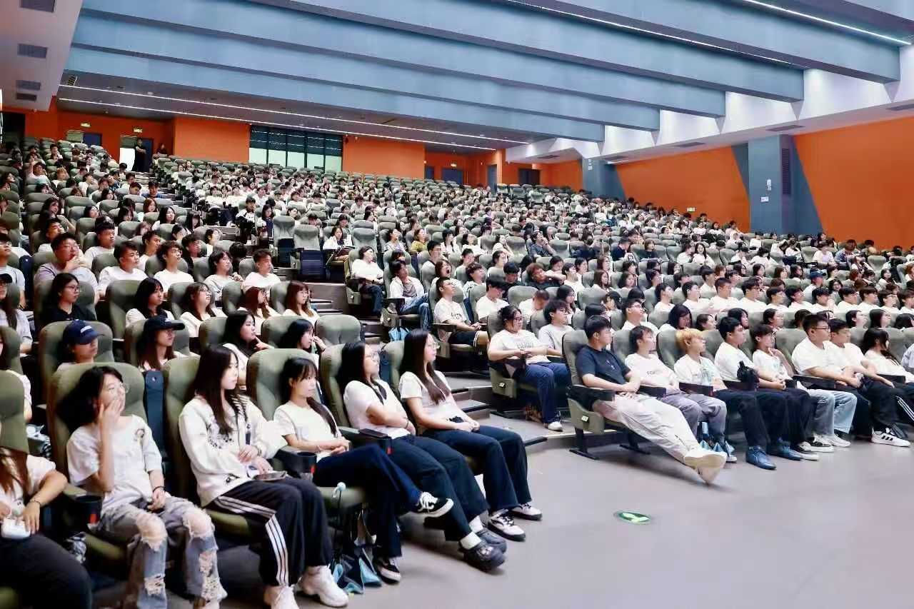 思政领航启新程 笃学深耕创未来|设计艺术学院开展2026级新生思政暨专业认知第一课 (2) 思政领航启新程 笃学深耕创未来|设计艺术学院开展2026级新生思政暨专业认知第一课 (2)