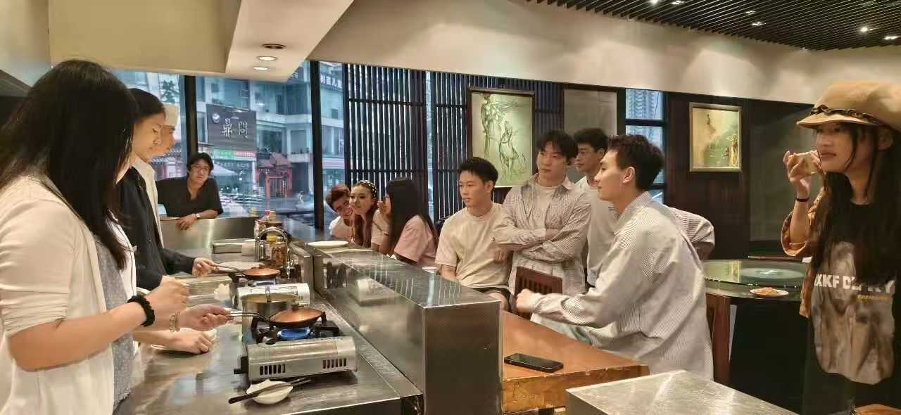 指尖上的实践课:设计艺术学院师生走进银杏金阁 (1) 指尖上的实践课:设计艺术学院师生走进银杏金阁 (1)