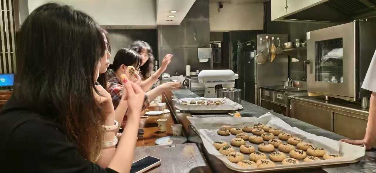 指尖上的实践课:设计艺术学院师生走进银杏金阁 (4) 指尖上的实践课:设计艺术学院师生走进银杏金阁 (4)