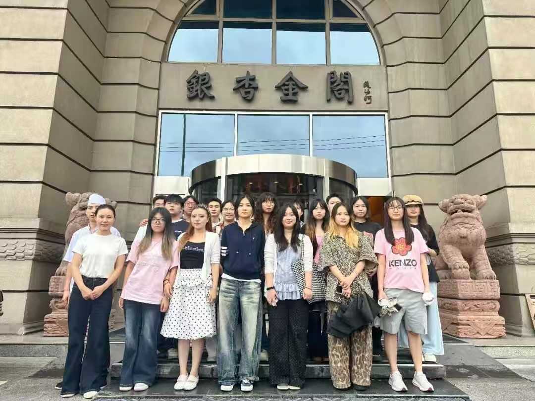 指尖上的实践课:设计艺术学院师生走进银杏金阁 (5) 指尖上的实践课:设计艺术学院师生走进银杏金阁 (5)