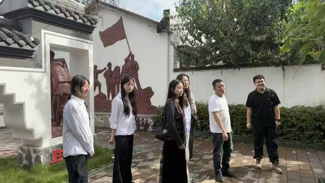 【一院一品】校村共建思政实践阵地 美育赋能乡村振兴—— 设计艺术学院赴崇州市廖家镇全兴村开展基地签约共建活动 (4) 【一院一品】校村共建思政实践阵地 美育赋能乡村振兴—— 设计艺术学院赴崇州市廖家镇全兴村开展基地签约共建活动 (4)