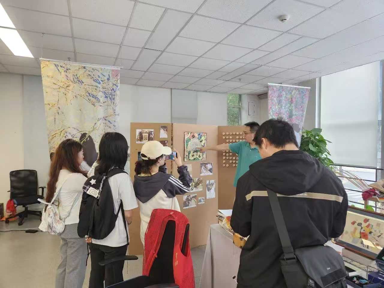 【一院一品】探访非遗锦绣 数字赋能传承|设计艺术学院师生走进成都高新区文化馆锦绣传习所开展实践研学 (1) 【一院一品】探访非遗锦绣 数字赋能传承|设计艺术学院师生走进成都高新区文化馆锦绣传习所开展实践研学 (1)