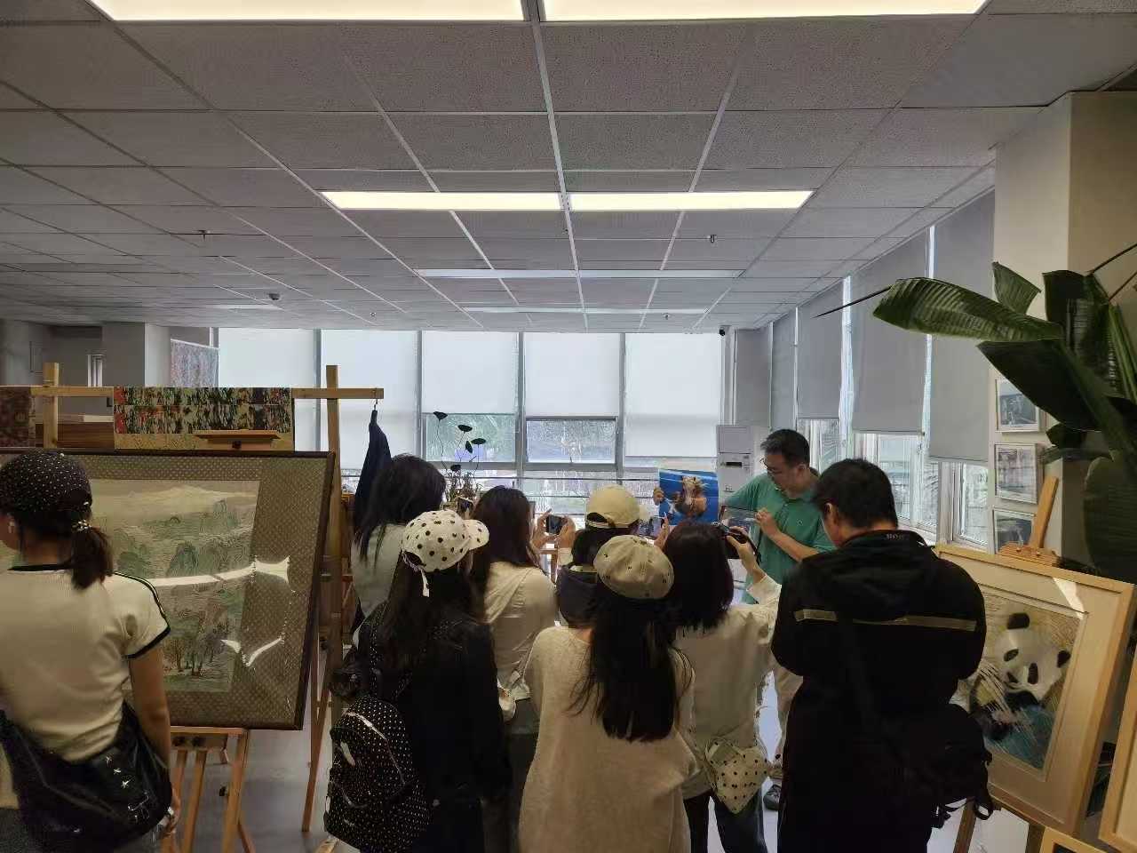 【一院一品】探访非遗锦绣 数字赋能传承|设计艺术学院师生走进成都高新区文化馆锦绣传习所开展实践研学 (3) 【一院一品】探访非遗锦绣 数字赋能传承|设计艺术学院师生走进成都高新区文化馆锦绣传习所开展实践研学 (3)