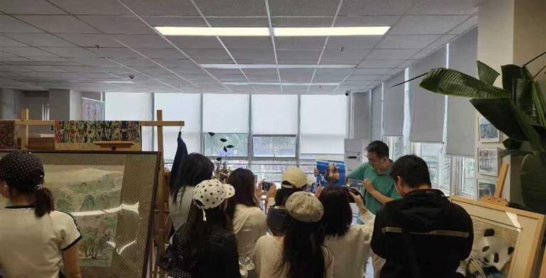【一院一品】探访非遗锦绣 数字赋能传承｜设计艺术学院师生走进成都高新区文化馆锦绣传习所开展实践研学