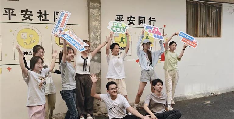 执笔绘乡风，青春助振兴——设计艺术学院“三下乡”墙绘活动在犀浦玉龙社区圆满收官